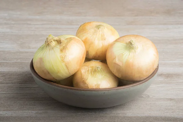 Een Bos Authentieke Zuidelijke Zoete Witte Uien Kunstig Gerangschikt Een — Stockfoto