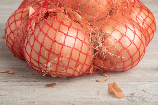 Bunch Onions Packaged Flexible Red Wire Mesh Bag Retail Sale — Stock Photo, Image