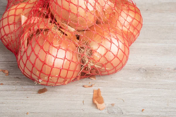 Bunch Onions Packaged Flexible Red Wire Mesh Bag Retail Sale — Stock Photo, Image