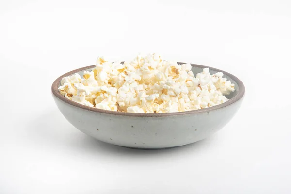 Popcorn Ceramicznej Misce Białym Tle — Zdjęcie stockowe