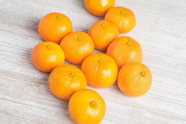 Egy Csoport Friss Narancs Mesterien Elrendezve Egy Fehér Festett Texturált — Stock Fotó