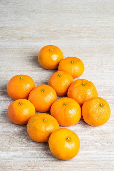 Egy Csoport Friss Narancs Mesterien Elrendezve Egy Fehér Festett Texturált — Stock Fotó