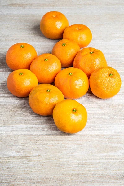 Groupe Oranges Fraîches Disposées Habilement Sur Panneau Bois Texturé Peint — Photo