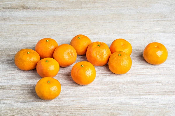 Skupina Čerstvých Pomerančů Umně Uspořádaných Bíle Natřené Dřevěné Desce — Stock fotografie