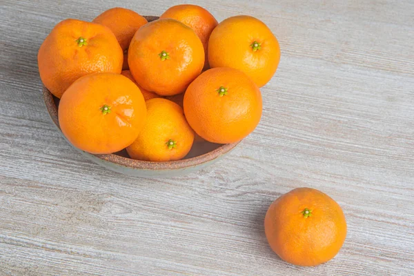 Egy Rakás Friss Narancs Egy Kerámia Tálban Fehér Festett Texturált — Stock Fotó