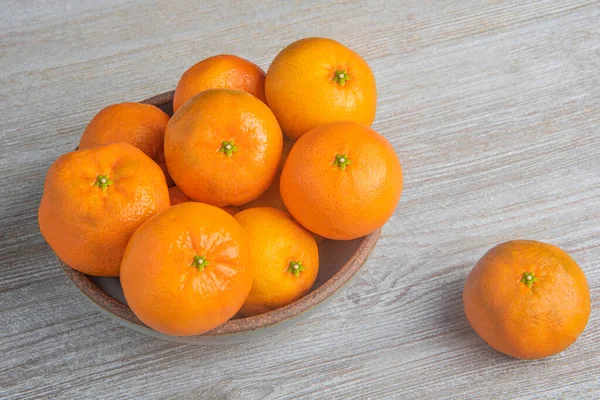 Egy Rakás Friss Narancs Egy Kerámia Tálban Fehér Festett Texturált — Stock Fotó