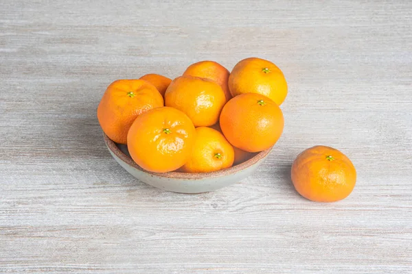 Bunch Fresh Oranges Ceramic Bowl Set White Painted Textured Wood — Stock Photo, Image