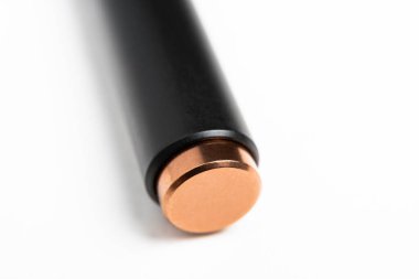 Modern parlak ve düz siyah tükenmez kalemin geri çekilebilir metal kumanda bölümünün makro görüntüsü..