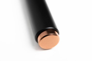 Modern parlak ve düz siyah tükenmez kalemin geri çekilebilir metal kumanda bölümünün makro görüntüsü..