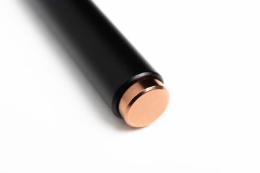 Modern parlak ve düz siyah tükenmez kalemin geri çekilebilir metal kumanda bölümünün makro görüntüsü..