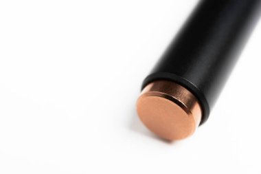 Modern parlak ve düz siyah tükenmez kalemin geri çekilebilir metal kumanda bölümünün makro görüntüsü..