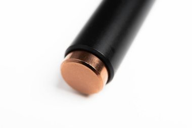 Modern parlak ve düz siyah tükenmez kalemin geri çekilebilir metal kumanda bölümünün makro görüntüsü..