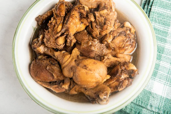 Serving Filipino Style Chicken Adobo Dish Bowl Green Napkin Set — Stock Photo, Image