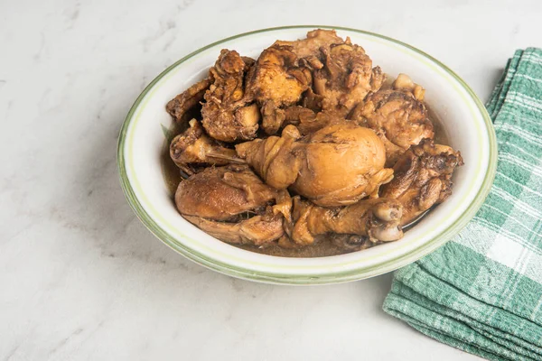 Serving Filipino Style Chicken Adobo Dish Bowl Green Napkin Set — Stock Photo, Image