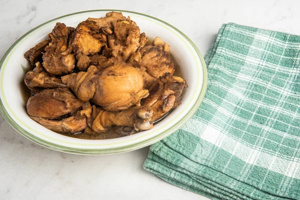 Serving Filipino Style Chicken Adobo Dish Bowl Green Napkin Set — Stock Photo, Image