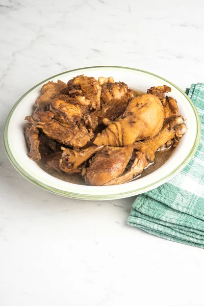 Serving Filipino Style Chicken Adobo Dish Bowl Green Napkin Set — Stock Photo, Image