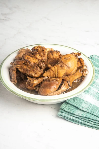 Serving Filipino Style Chicken Adobo Dish Bowl Green Napkin Set — Stock Photo, Image