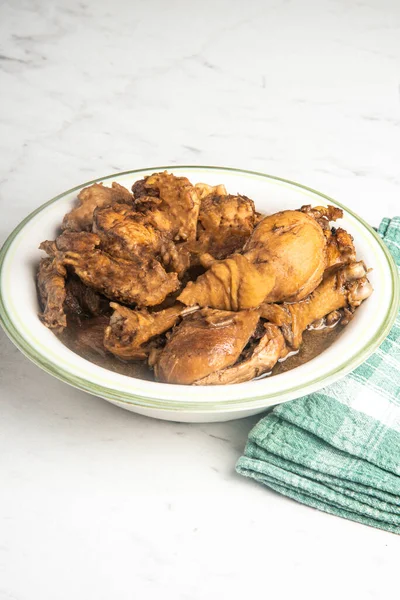 Serving Filipino Style Chicken Adobo Dish Bowl Green Napkin Set — Stock Photo, Image