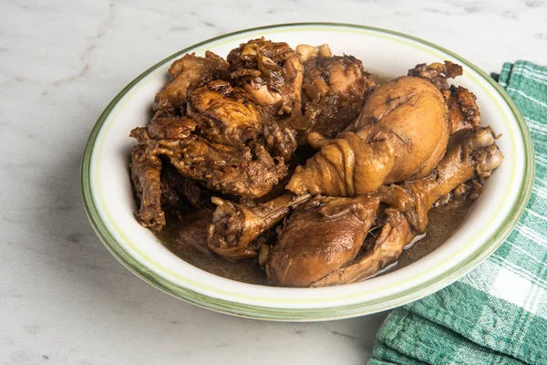 Serving Filipino Style Chicken Adobo Dish Bowl Green Napkin Set — Stock Photo, Image