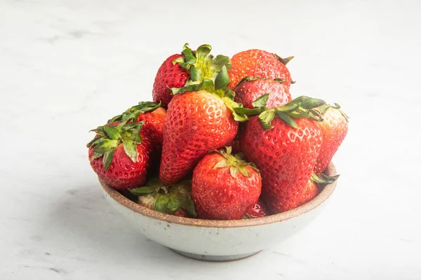 Ceramic Bowl Fresh Sweet Red Strawberries Set Marble Countertop Green — Stock Photo, Image
