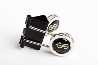 Sade beyaz bir arkaplanda bir dolar işareti bulunan, dairesel basım kolu olan siyah bir belgenin yakın plan görüntüsü..