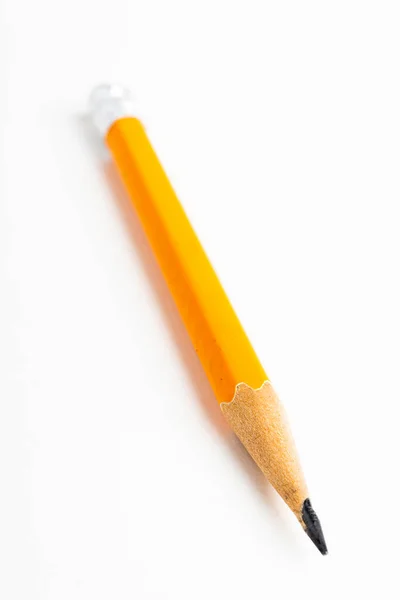 一种特写或宏观镜头 有选择性地聚焦于平白纸片上锐利的经典黄色 橙色六角形铅笔笔尖 — 图库照片