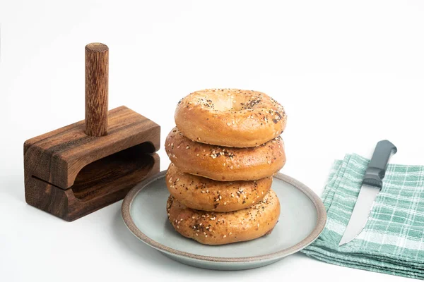 Uma Única Pilha Alta Quatro Bagels Recém Assados Uma Placa — Fotografia de Stock