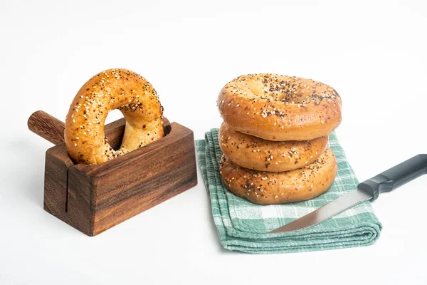 Uma Única Pilha Alta Três Bagels Recém Assados Guardanapo Com — Fotografia de Stock