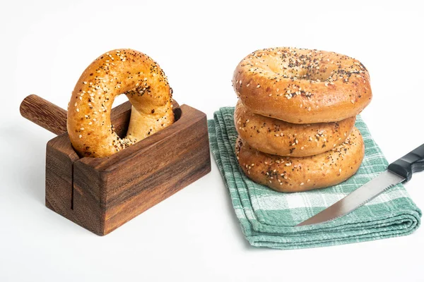 Uma Única Pilha Alta Três Bagels Recém Assados Guardanapo Com — Fotografia de Stock