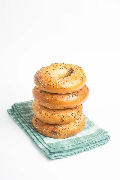 Uma Única Pilha Alta Quatro Bagels Recém Assados Guardanapo Verde — Fotografia de Stock