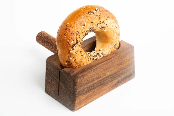 Único Bagel Recém Assado Apoiado Suporte Corte Madeira Definido Fundo — Fotografia de Stock