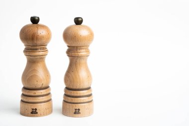 Vidalia, Gürcistan / ABD - 5 Mayıs 2020: Peugeot biber ve tuz değirmeninin doğal ahşap, metal mücevher topuzlu orta büyüklükte Paris modeli.