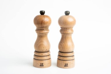 Vidalia, Gürcistan / ABD - 5 Mayıs 2020: Peugeot biber ve tuz değirmeninin doğal ahşap, metal mücevher topuzlu orta büyüklükte Paris modeli.