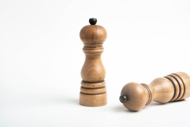 Vidalia, Gürcistan / ABD - 5 Mayıs 2020: Peugeot biber ve tuz değirmeninin doğal ahşap, metal mücevher topuzlu orta büyüklükte Paris modeli.