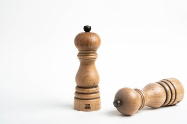 Vidalia, Gürcistan / ABD - 5 Mayıs 2020: Peugeot biber ve tuz değirmeninin doğal ahşap, metal mücevher topuzlu orta büyüklükte Paris modeli.