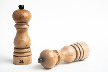 Vidalia, Gürcistan / ABD - 5 Mayıs 2020: Peugeot biber ve tuz değirmeninin doğal ahşap, metal mücevher topuzlu orta büyüklükte Paris modeli.