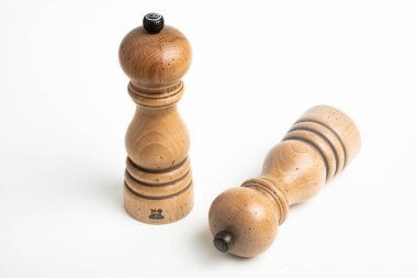 Vidalia, Gürcistan / ABD - 5 Mayıs 2020: Peugeot biber ve tuz değirmeninin doğal ahşap, metal mücevher topuzlu orta büyüklükte Paris modeli.