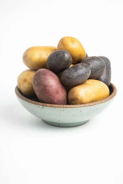 Uma Cor Variada Batatas Cruas Frescas Artisticamente Dispostas Uma Tigela — Fotografia de Stock