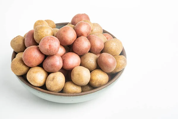 Ακατέργαστες Και Φρέσκιες Baby Πατάτες Μπωλ Και Λευκό Φόντο — Φωτογραφία Αρχείου