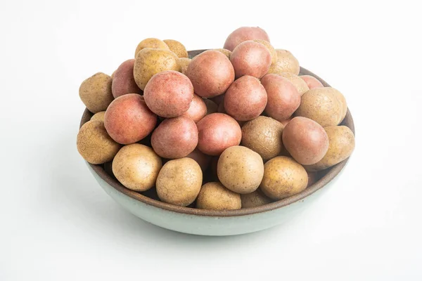 Ακατέργαστες Και Φρέσκιες Baby Πατάτες Μπωλ Και Λευκό Φόντο — Φωτογραφία Αρχείου