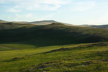 Khuzhir adasındaki yeşil güneşli tepeler