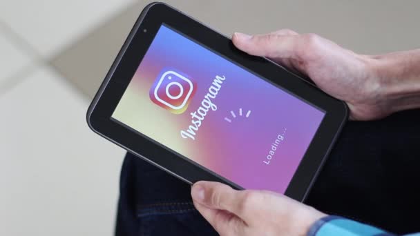 Yaroslavl Russia 2019年4月21日 Instagram应用程序需要很长的时间才能加载到平板电脑上 Instagram的问题 — 图库视频影像
