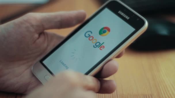 Yaroslavl Russia 2019年4月19日 Google应用程序需要很长的时间才能加载 谷歌应用程序的一些问题 智能手机在人的手里 — 图库视频影像