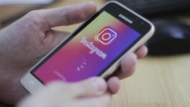Yaroslavl Russia 2019年4月19日 Instagram应用程序需要很长的时间才能加载 Instagram应用程序的一些问题 智能手机在人的手里 — 图库视频影像