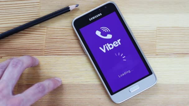Yaroslavl Russia 2019年4月19日 Viber应用程序需要很长的时间才能加载 坐在桌旁的男人紧张地等待着Viber应用程序的负载 — 图库视频影像
