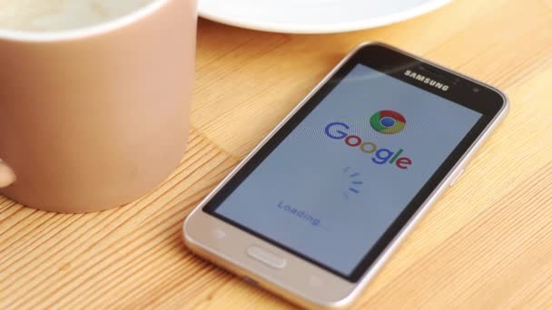 Yaroslavl Russia 2019年4月19日 Google应用程序需要很长的时间才能加载 谷歌应用程序的一些问题 桌上放了智能手机 — 图库视频影像
