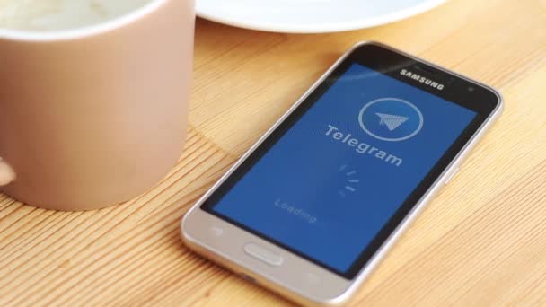 Yaroslavl Russia 2019年4月19日 Telegram应用程序需要很长的时间才能加载 电报应用程序有些问题 桌上放了智能手机 — 图库视频影像