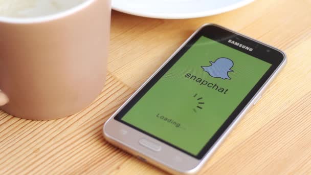 Yaroslavl Russia 2019年4月19日 Snapchat应用程序需要很长的时间才能加载 Snapchat应用程序有些问题 桌上放了智能手机 — 图库视频影像