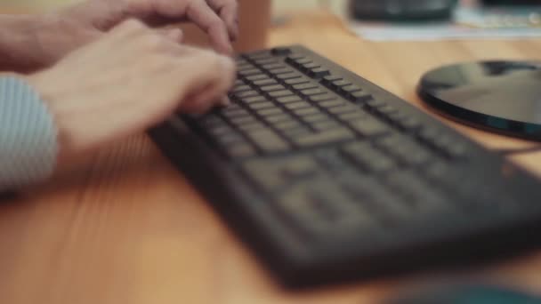 Mãos Masculinas Estão Digitando Teclado Lugar Para Texto — Vídeo de Stock