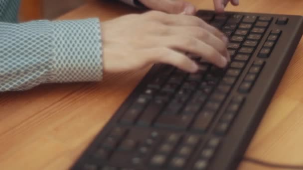 Αρσενικά Χέρια Πληκτρολογούν Στο Πληκτρολόγιο Ξύλινο Τραπέζι Θέση Για Κείμενο — Αρχείο Βίντεο